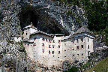 Bjizondere kastelen in Europa Predjama