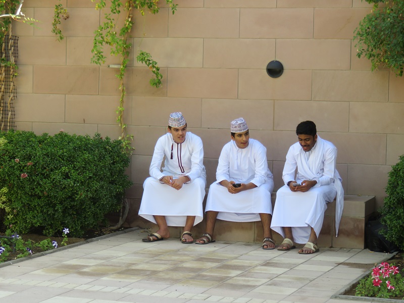 Omani die even bijkletsen